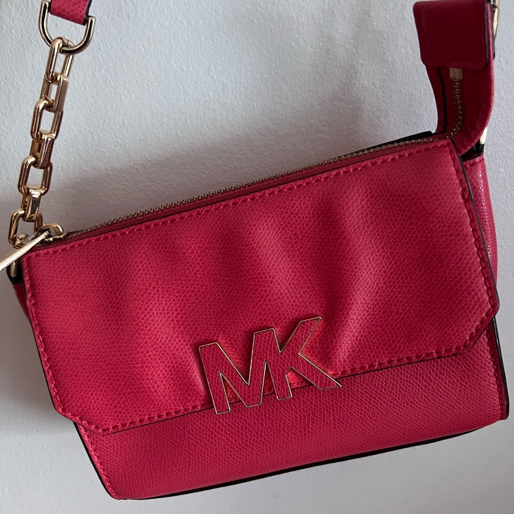 Michael Kors coral small purse could be used as a crossbody
